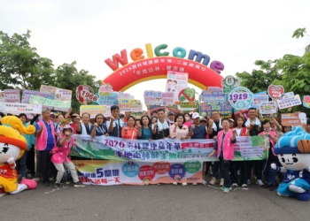 ▲2026雲林健康嘉年華，全體在二崙自然步道歡慶「日走7000步」成效。（圖/雲林縣政府提供）