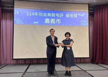 ▲衛生福利部次長莊人祥親自頒發「114年地方衛生機關業務考評」優等殊榮，肯定嘉義市衛生局優異成果。(圖/嘉義市政府提供)