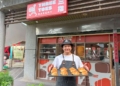 ▲雲林縣身障創業輔導計畫的成功典範「三指餐飲部」負責人洪崇朔，展現創業補助資源切實落實、協助身障朋友重啟職涯夢想的溫暖力量。（圖/雲林縣政府提供）