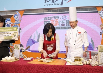 ▲張麗善縣長示範「蒜泥白肉」與「塔香油封蒜頭」兩道特色蒜香料理。(圖/雲林縣政府提供)