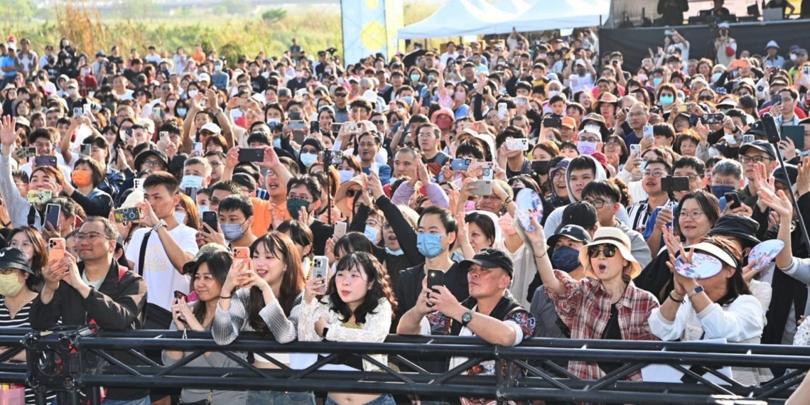 ▲精彩卡司接替熱力演唱，台下樂迷們萬頭竄動。(圖/嘉義市政府提供)