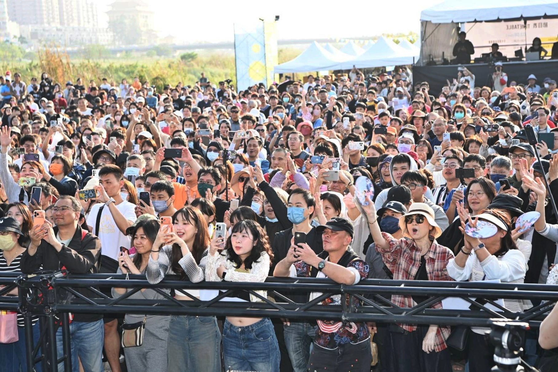 ▲精彩卡司接替熱力演唱,台下樂迷們萬頭竄動。(圖/嘉義市政府提供)