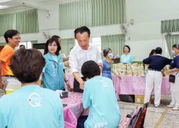 ▲縣長翁章梁至水上鄉複合式篩檢現場，關心民眾受檢情形。（圖/嘉義縣政府提供）