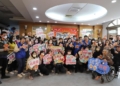 ▲張麗善縣長發送福袋拜早年，祝福縣府同仁富貴龍華。(圖/雲林縣政府提供)
