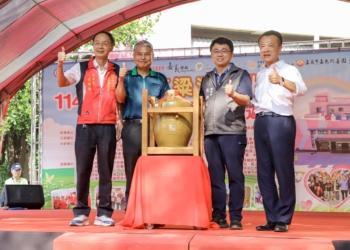 ▲縣長翁章梁拍賣21年酒齡的「27公升玉山八年陳高」小龍開運甕酒，由民雄鄉農會總幹事陳加茂(右二)以13萬8,000元得標。(圖/嘉義縣政府提供)