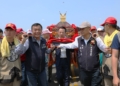▲嘉義縣長翁章梁親迎媽祖鑾轎。(圖/嘉義縣政府提供)