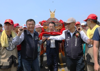▲嘉義縣長翁章梁親迎媽祖鑾轎。(圖/嘉義縣政府提供)