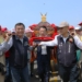 ▲嘉義縣長翁章梁親迎媽祖鑾轎。(圖/嘉義縣政府提供)