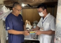 ▲藥師幫忙將管制藥品送到家，減少病患及家屬舟車勞頓。（圖/嘉義縣政府提供）