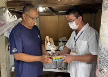 ▲藥師幫忙將管制藥品送到家，減少病患及家屬舟車勞頓。（圖/嘉義縣政府提供）