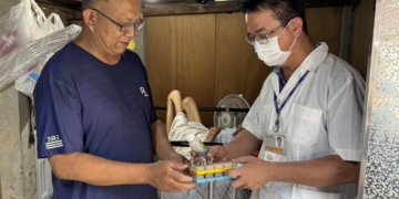 ▲藥師幫忙將管制藥品送到家，減少病患及家屬舟車勞頓。（圖/嘉義縣政府提供）
