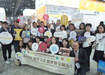▲市長黃敏惠與10家參展業者把握參展機會，向國際市場展現嘉義市令人驚豔的「我嘉的伴手禮」。(圖/嘉義市政府提供)