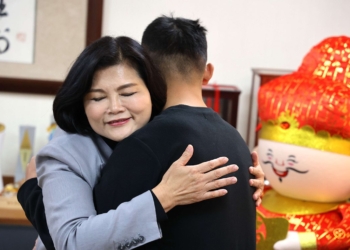 ▲張麗善縣長擁抱已成年自立監護兒少小正，祝福迎向美好的未來。(圖/雲林縣政府提供)