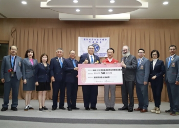 ▲國際同濟會台灣總會總會長甄啟剛代表捐贈嘉義縣50萬元重建經費。（圖/嘉義縣政府提供）