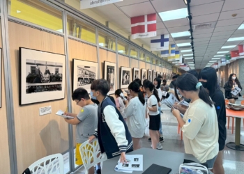 ▲嘉義縣「尋寶列車」雙語微旅行，走出課堂參觀藝文展覽。（圖/嘉義縣政府提供）