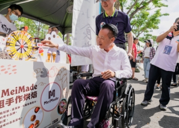 ▲嘉義縣長翁章梁親身坐上輪椅，體驗嘉有好市集「友ㄞˋ小宇宙」專區的無障礙服務（圖／嘉義縣政府提供）