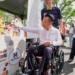 ▲嘉義縣長翁章梁親身坐上輪椅，體驗嘉有好市集「友ㄞˋ小宇宙」專區的無障礙服務（圖／嘉義縣政府提供）