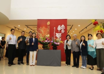▲「探春—遇見古典花學的春天 中華花藝特展」開展，縣長張麗善邀大家來賞花。(圖/雲林縣政府提供)