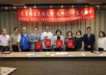 ▲完善校園急救防護 張縣長感謝善心捐贈者捐贈AED設備予偏鄉國中。(圖/雲林縣政府提供)