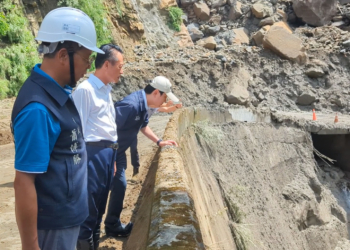 ▲縣長翁章梁等人勘查番路鄉大華公路受損情形。（圖/嘉義縣政府提供）