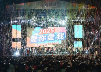▲「迎接2025全嘉藝起來跨年晚會」現場人潮滿滿，在倒數時段來臨之際，氣氛十分熱鬧。（圖/嘉義市政府提供）