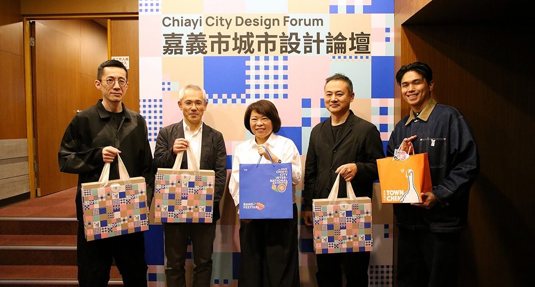 ▲三位日本設計大師(左起)松井亮、藤田光一以及(左四)芦沢啓治獲邀參與「2025嘉義市城市設計論壇」，市長黃敏惠貼心贈送在地特色伴手禮。(圖/嘉義市政府提供)