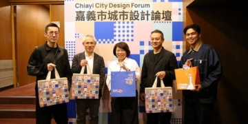 ▲三位日本設計大師(左起)松井亮、藤田光一以及(左四)芦沢啓治獲邀參與「2025嘉義市城市設計論壇」，市長黃敏惠貼心贈送在地特色伴手禮。(圖/嘉義市政府提供)