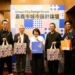 ▲三位日本設計大師(左起)松井亮、藤田光一以及(左四)芦沢啓治獲邀參與「2025嘉義市城市設計論壇」,市長黃敏惠貼心贈送在地特色伴手禮。(圖/嘉義市政府提供)