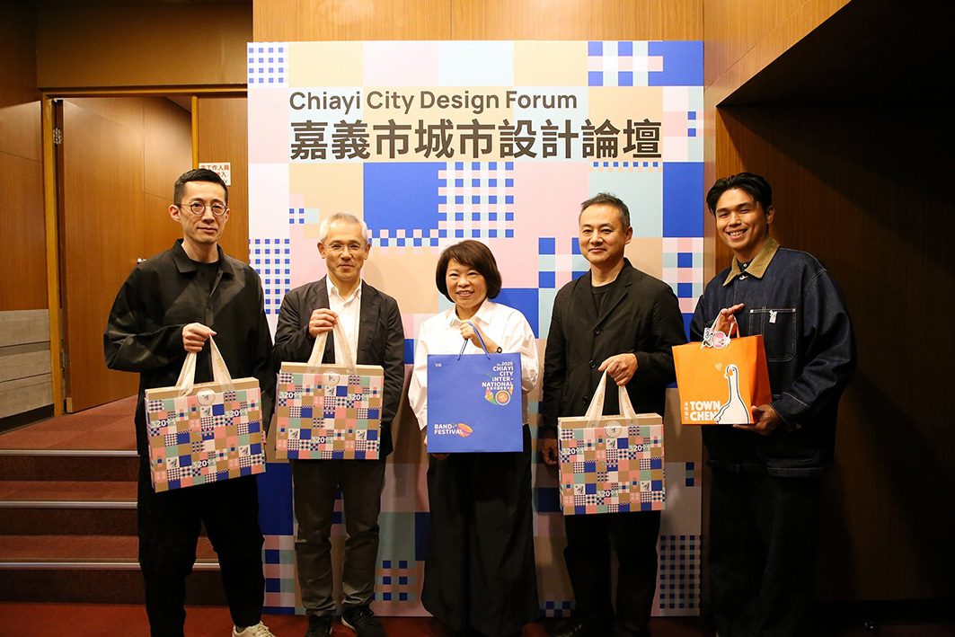 ▲三位日本設計大師(左起)松井亮、藤田光一以及(左四)芦沢啓治獲邀參與「2025嘉義市城市設計論壇」,市長黃敏惠貼心贈送在地特色伴手禮。(圖/嘉義市政府提供)
