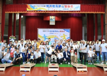 ▲市長黃敏惠偕副市長林瑞彥與學生代表共同投擲布袋球，為活動揭開序幕。(圖/嘉義市政府提供)