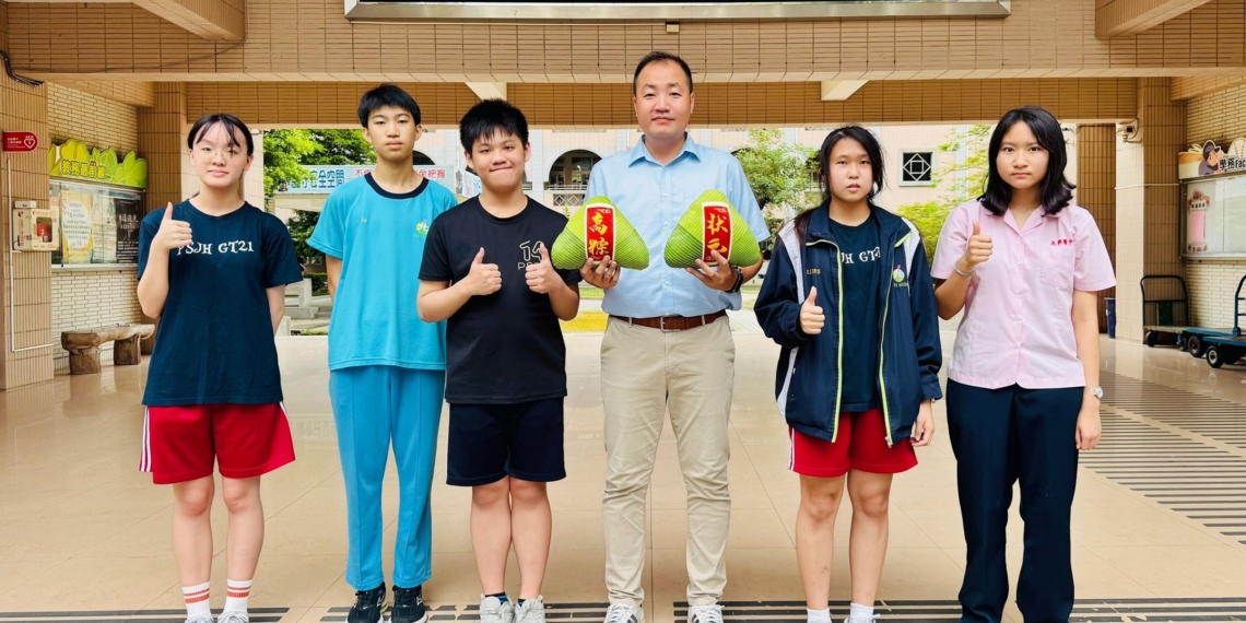 ▲北興國中李宥均(左一)、王士華(左二)、劉柏均(左三)、柯宜彤(右二)、周宇萱(右一)等學生在115年國中會考取得亮眼成績。(圖/嘉義市政府提供)