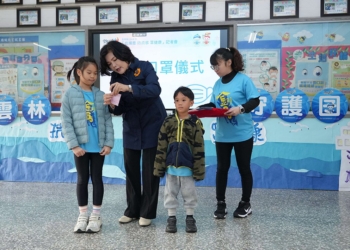 ▲縣長張麗善出席「抗揚塵 罩健康」宣傳活動，親自示範戴口罩方法。（圖/雲林縣政府提供）