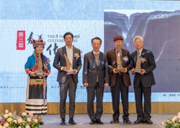 ▲左起音樂家梁芬美、音樂家簡上仁的兒子、縣長翁章梁、畫家李國聰及工藝師謝東哲。（圖/嘉義縣政府提供）