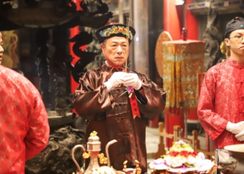 ▲翁章梁換上長袍馬褂，擔任媽祖祝壽大典主祭官。（圖/嘉義縣政府提供）