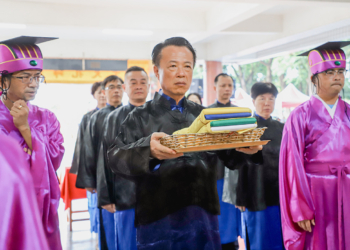▲新港文昌國小隆重舉行孔子2574週年誕辰典禮，縣長翁章梁擔任正獻官。（圖/嘉義縣政府提供）
