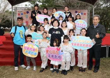 ▲2025雲林童樂會活動最後一天，縣長張麗善一早帶著孫女參加親子運動走秀，與現場民眾熱情互動。（圖/雲林縣政府提供）
