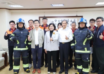 ▲豐泰企業捐贈180套消防衣帽鞋。(圖/雲林縣政府提供