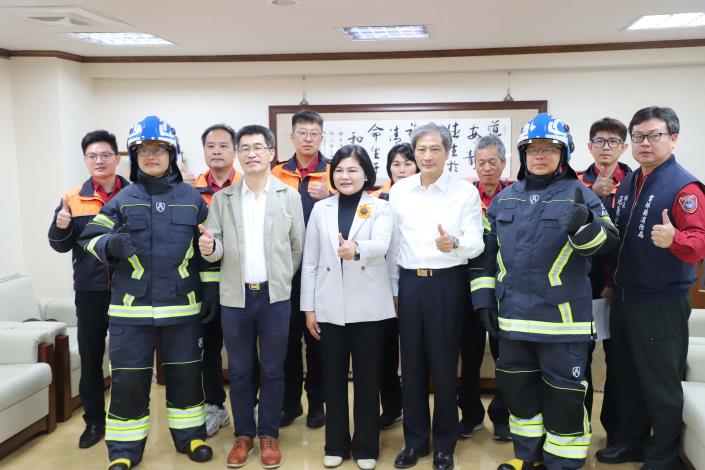 ▲豐泰企業捐贈180套消防衣帽鞋。(圖/雲林縣政府提供