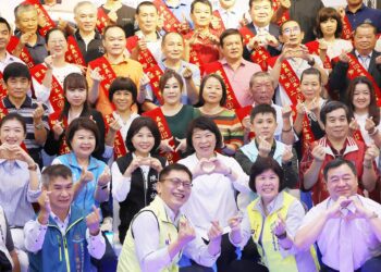 ▲黃敏惠市長(二排中)親自向所有得獎者頒發獎項，並向所有勞工及其辛苦的家人致上最深切的敬意。(圖/嘉義市政府提供)