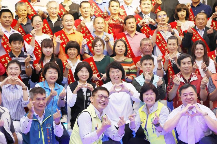▲黃敏惠市長(二排中)親自向所有得獎者頒發獎項，並向所有勞工及其辛苦的家人致上最深切的敬意。(圖/嘉義市政府提供)