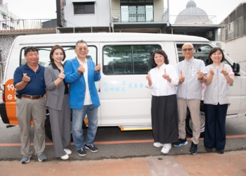 ▲嘉市政顧問林文村(左三)捐贈長照交通車，為嘉義市長照接送服務挹注一份心力。(圖/嘉義市政府提供)