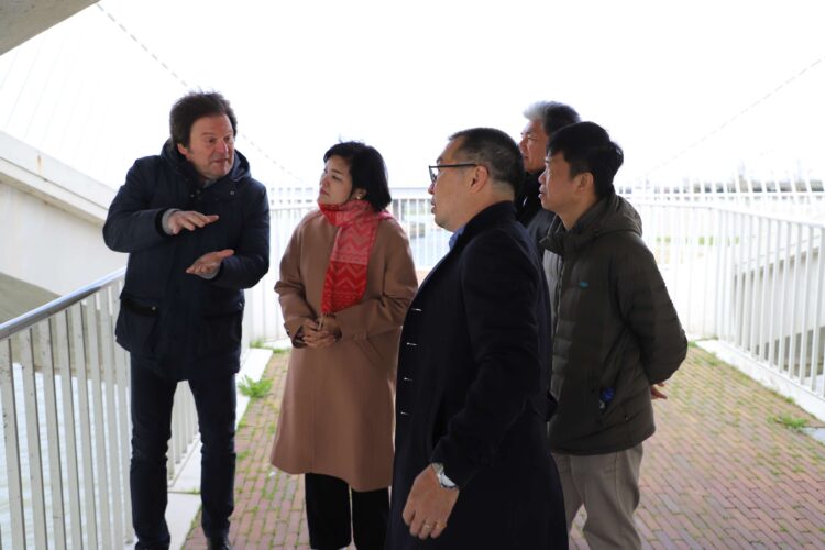 ▲台夫特理工大學 Chris Zevenbergen 教授(左一)解說奈梅亨如何以退縮堤防、開鑿疏洪水路等柔性工法，為河川騰出空間。(圖/雲林縣政府提供)