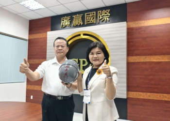 ▲確保學童通學安全，林胡慶董事長提供1,000頂安全帽捐贈給阮文富小學，張麗善縣長肯定取之社會也回饋社會精神，善盡企業社會責任。(圖/雲林縣政府提供)