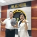 ▲確保學童通學安全,林胡慶董事長提供1,000頂安全帽捐贈給阮文富小學,張麗善縣長肯定取之社會也回饋社會精神,善盡企業社會責任。(圖/雲林縣政府提供)
