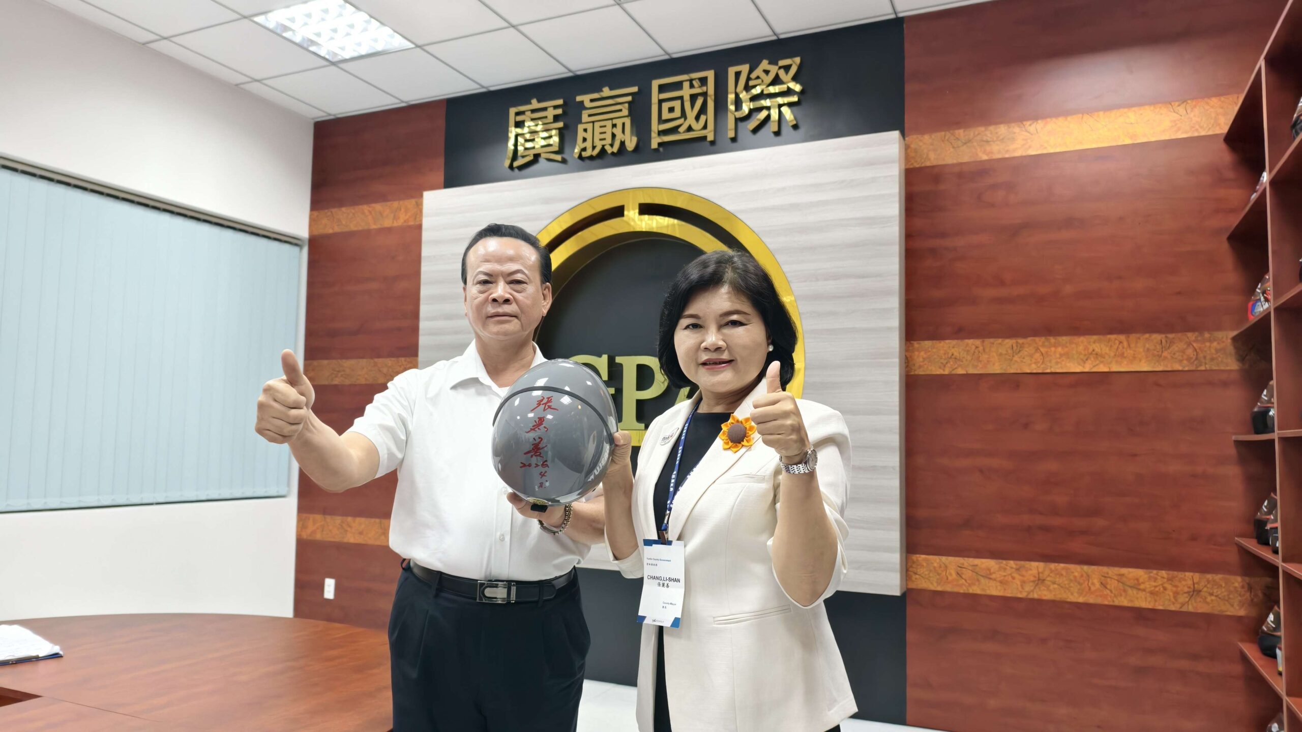 ▲確保學童通學安全,林胡慶董事長提供1,000頂安全帽捐贈給阮文富小學,張麗善縣長肯定取之社會也回饋社會精神,善盡企業社會責任。(圖/雲林縣政府提供)