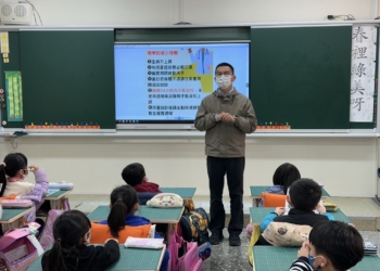 ▲師長向學生加強宣導流行疾病防治。（圖/嘉義縣政府提供）