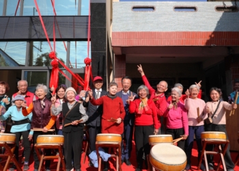 ▲長輩們開心慶賀「溫馨夢想家」園區揭幕。(圖/嘉義縣政府提供)