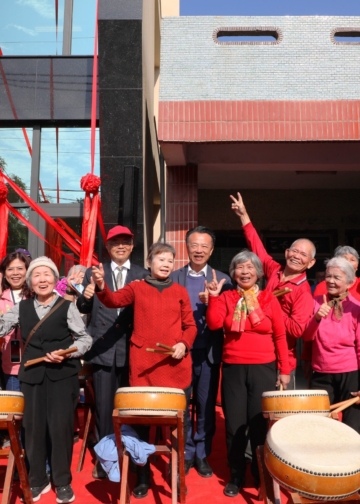 ▲長輩們開心慶賀「溫馨夢想家」園區揭幕。(圖/嘉義縣政府提供)