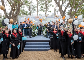 ▲縣長翁章梁帶領大家拉響和平鐘，並一同放飛手中的和平鴿氣球。（圖/嘉義縣政府提供）