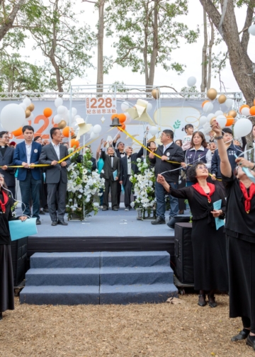 ▲縣長翁章梁帶領大家拉響和平鐘，並一同放飛手中的和平鴿氣球。（圖/嘉義縣政府提供）